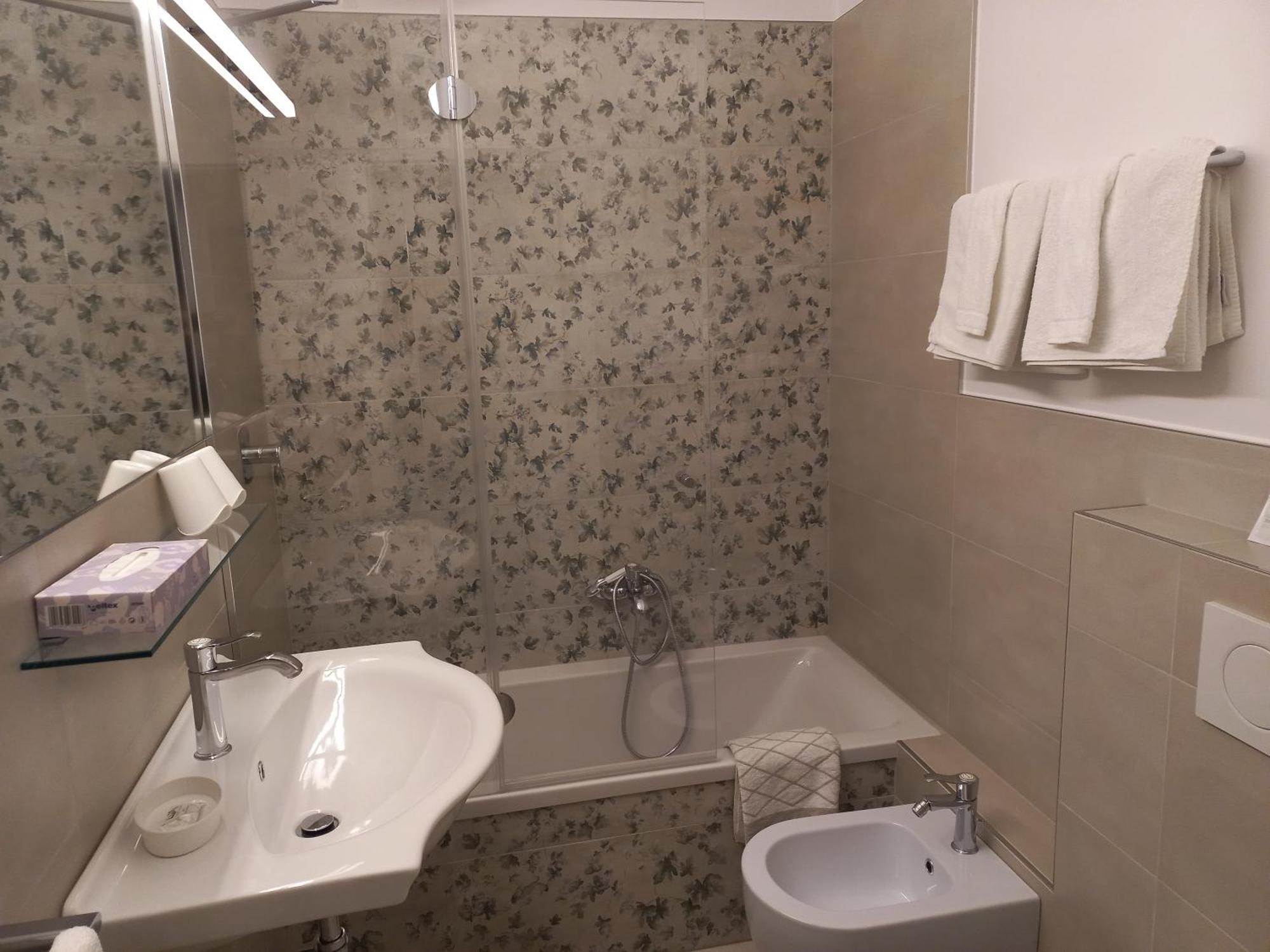 Hotel Lux Мерано Стая снимка